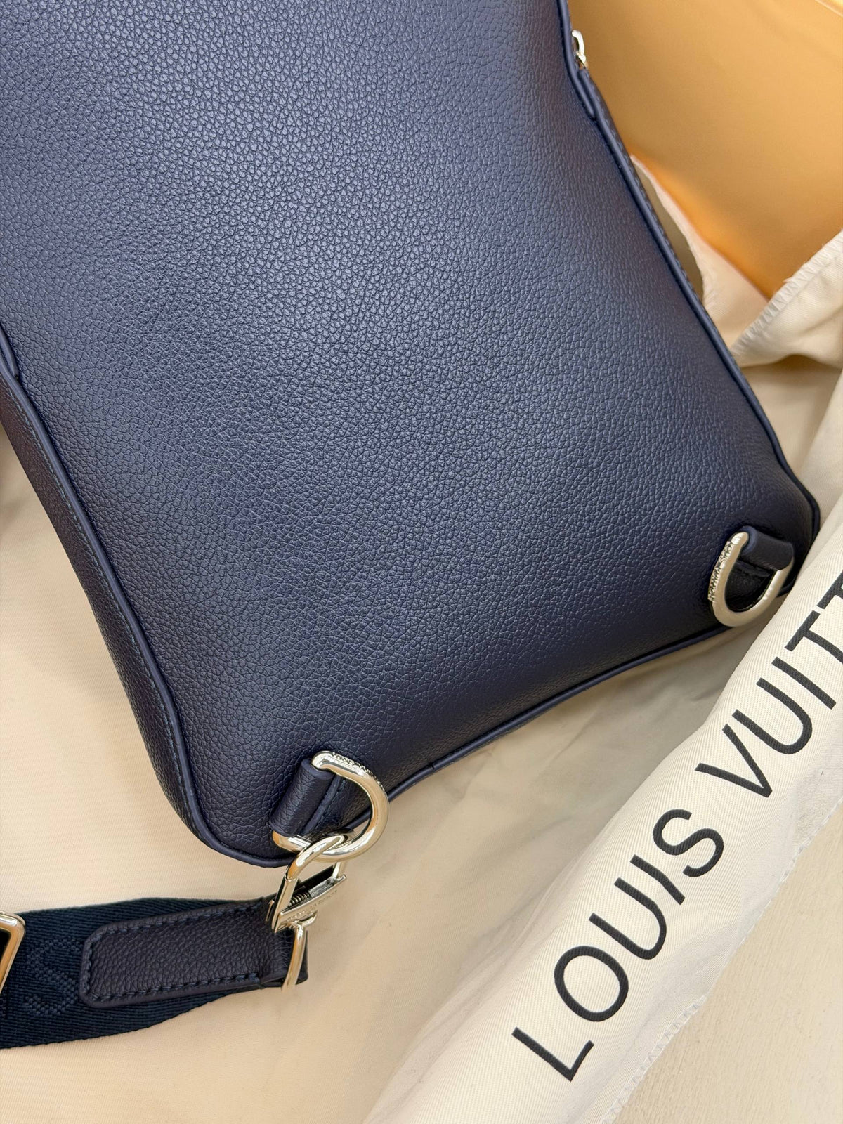 Louis Vuitton Avenue Sling Bag